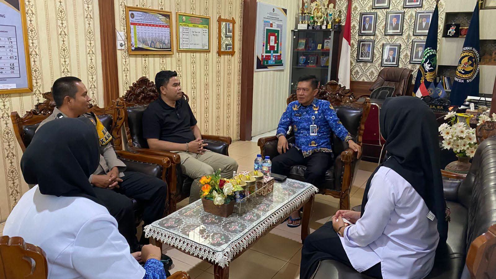 Rombongan Kelurahan TPL saat audiensi diruang kepala Rutan .